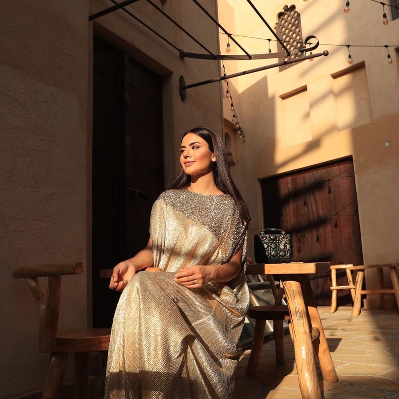 إختاري من وحي اطلالات ديما الاسدي القفطان الأنيق الذي تميّز بلونه الذهبي مع الشك الساحر