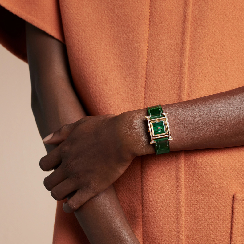 إطلالة استثنائية ملفتة مع الساعات المزينة بأحجار المالاكيت (1)