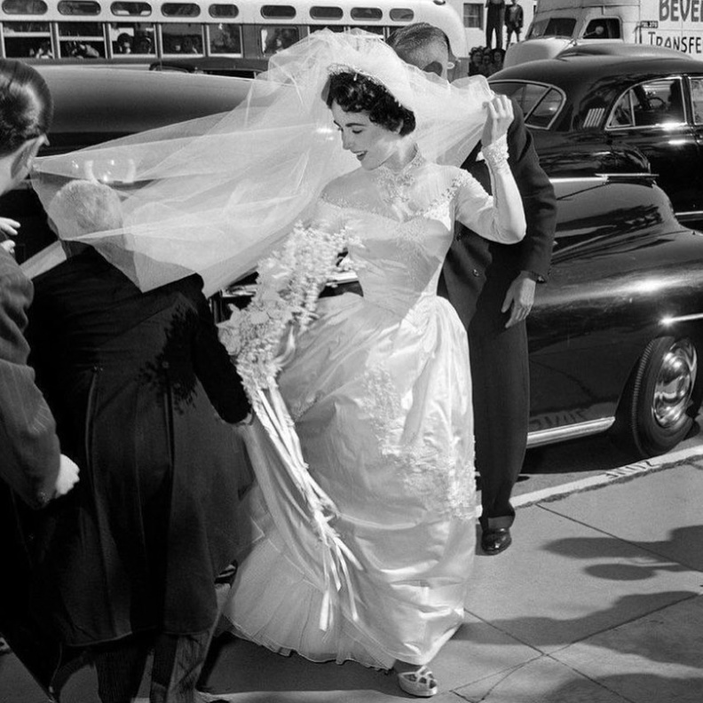 إليزابيث تايلور بفستان الزفاف