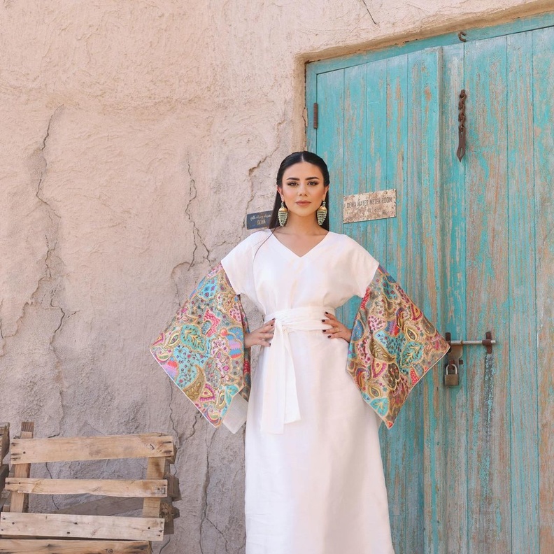 إن كانت قصة العباية واسعة أو مستقيمة يكفي أن تضيفي الحزام لتحديد خصرك وإبرازه