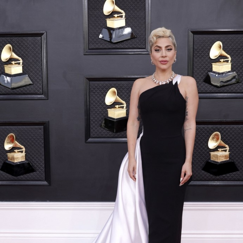 اتقنت ليدي غاغا سحر هوليوود القديم بفستان Armani Privé