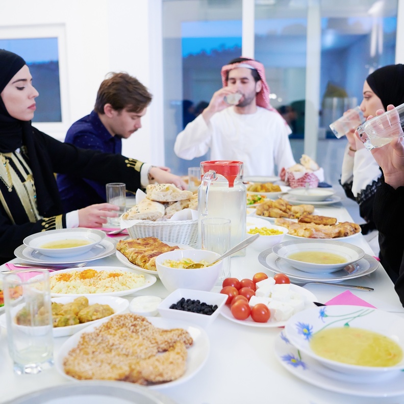اتيكيت دعوة الأقارب والأصدقاء لعزائم رمضان