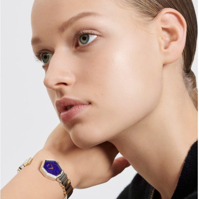 احصلي على إطلالة جذابة مع ساعات اليد ذات الأساور القابلة للتبديل