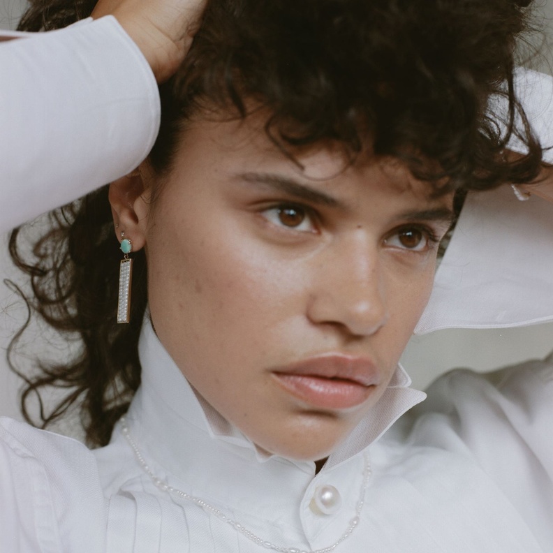 احصلي على إطلالة يومية متألقة بالمجوهرات المرصعة بالأوبال الأبيض (1)