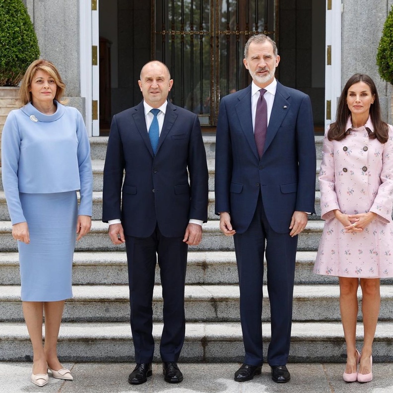 اختارت الملكة ليتيزيا المعطف القصير من مجموعة Carolina Herrera