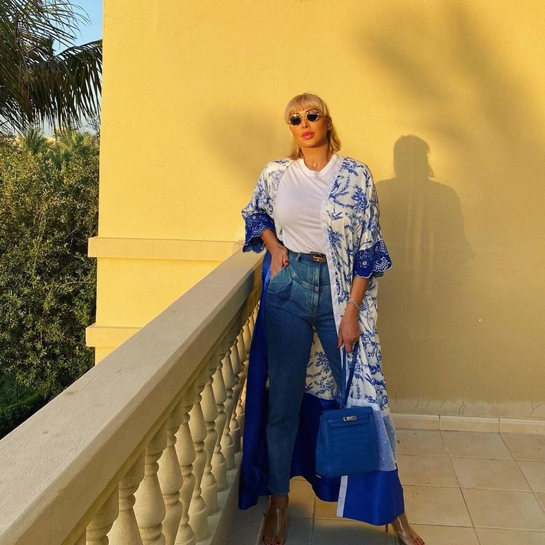 اختارت جويل ماردينيان التيشيرت الأبيض البسيط والبنطلون الدنيم بقصة الخصر العالي