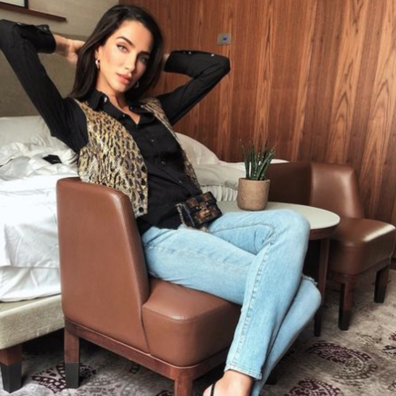 أفكار لتنسيق بنطلون الجينز للصبايا على طريقة جيسيكا قهواتي 