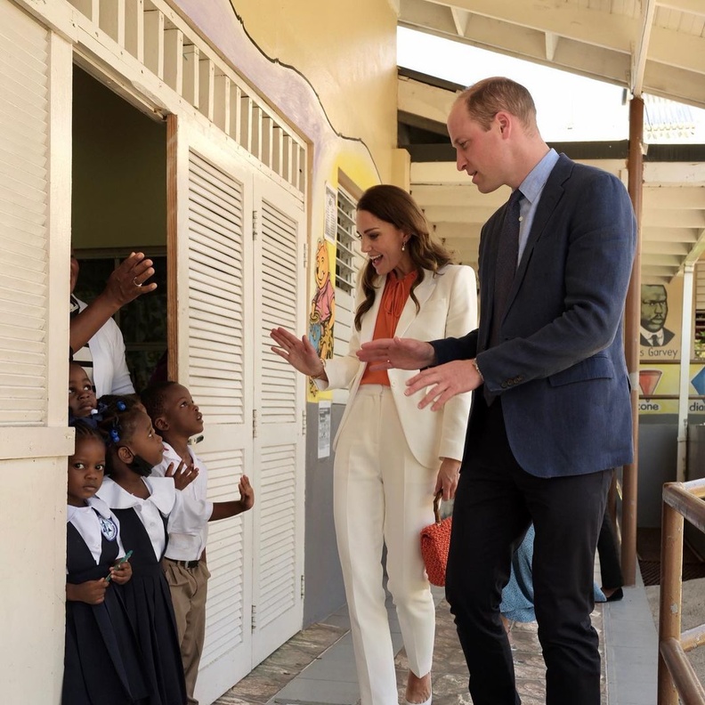 اختارت دوقة كمبريدج كيت ميدلتون بدلة من ألكسندر ماكوين نسقت معها توب برتقالية