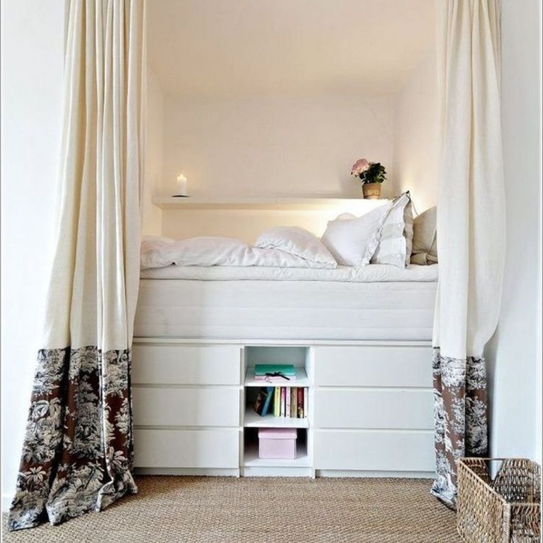 ارتفاع السقف يوفر مساحة للتخزين في غرف النوم الصغيرة