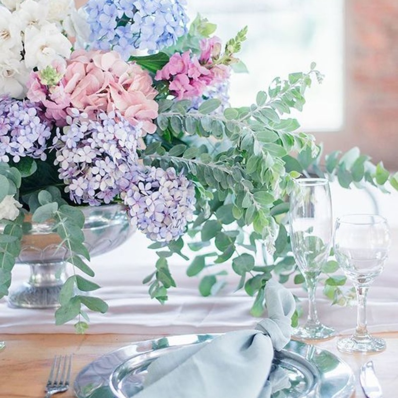 اكسسوارات طاولات زفاف من الوان الباستيل لحفل الزفاف الربيعي