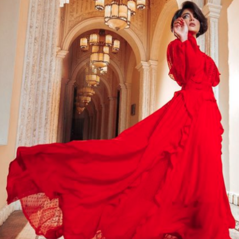 اطلالات محتشمة باللون الأحمر لمناسبات رمضان من النجمات العربيات 