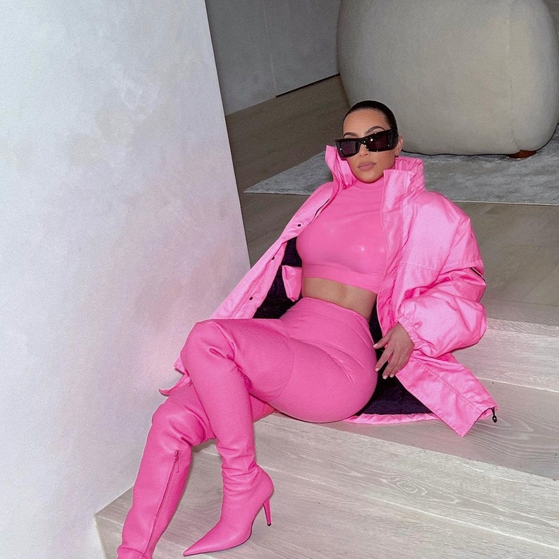 بدأت بتجربة مزيد من الألوان بعدما سيطر الاسود على اطلالاتها