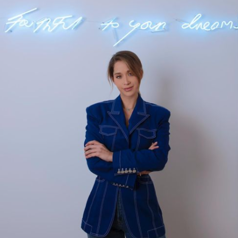 اطلالات رسمية تناسب أجواء العمل مستوحاة من لانا الساحلي