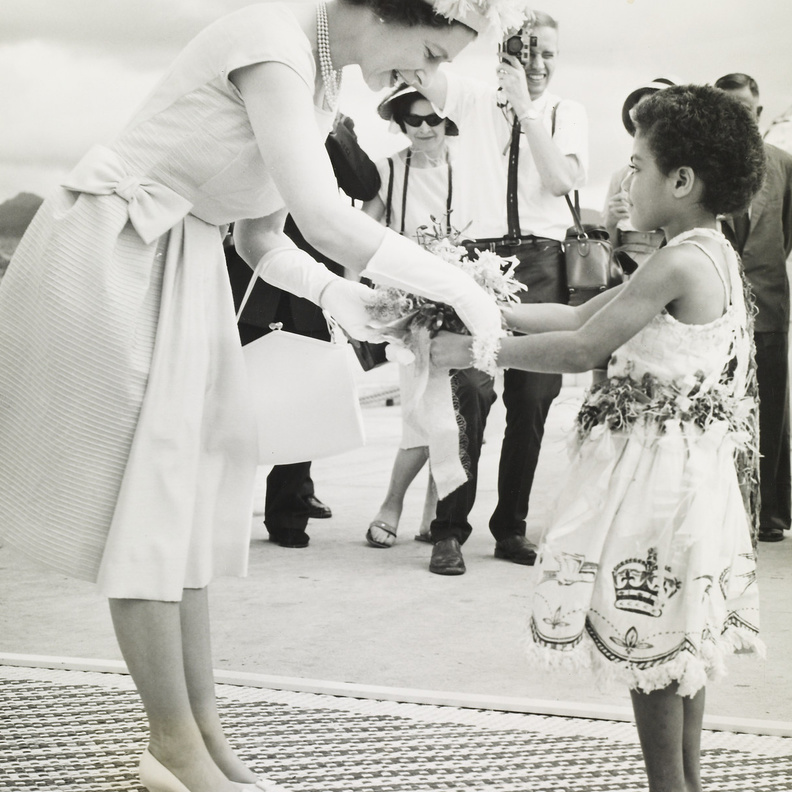 تألقت الملكة بفستان ميدي تميّز بالقصة الـA line والعقدة التي زيّنت جانب الخصر