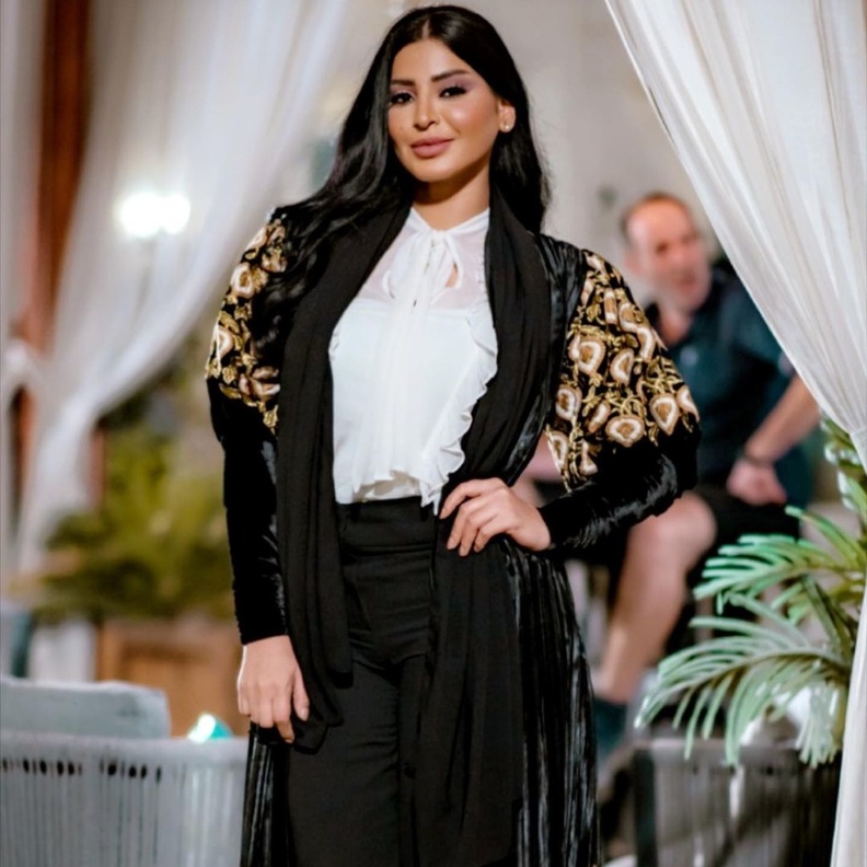 تألقت بالعباية المخمل المطرزة باللون الذهبي، نسّقت تحتها القميص الأبيض والبنطلون الأسود الكلاسيكي