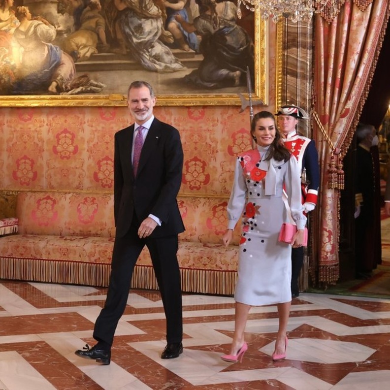 أجمل موديلات فستان ميدي لإطلالات أنيقة مستوحاة من الملكة ليتيزيا