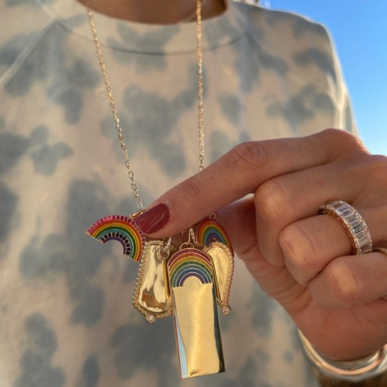 تألقي بتمائم الحظ ذات التصميمات السماوية