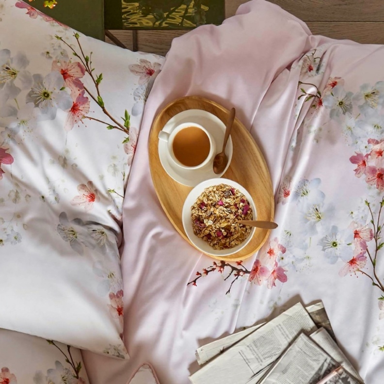 تصاميم مفارش سرير بنقشات الورود الربيعية