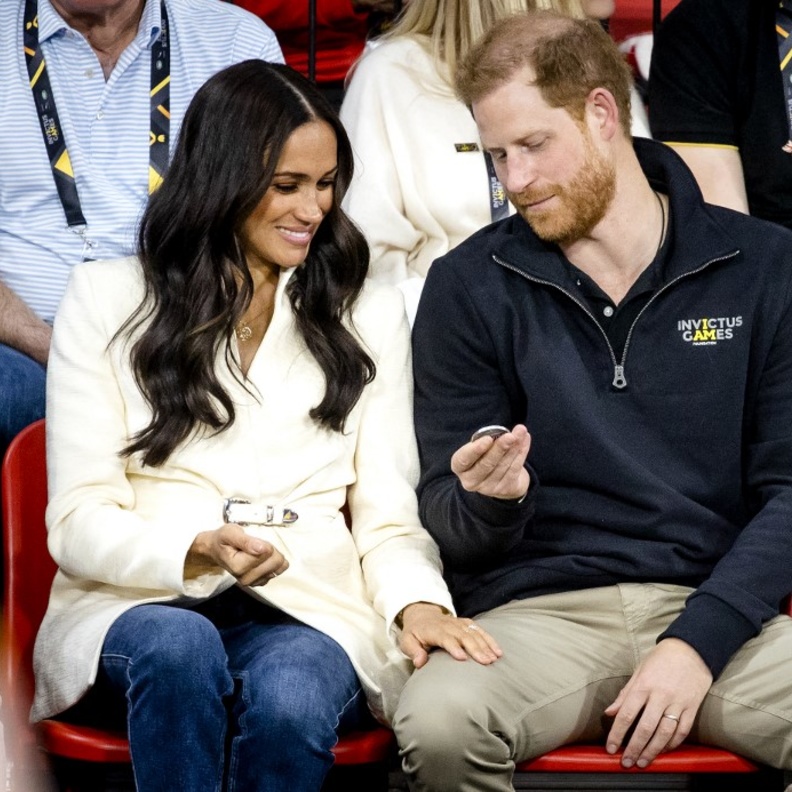 تميّزت البليزر مع ياقة عالية مرفوعة وبدون أزرار ومع حزام باللون نفسه