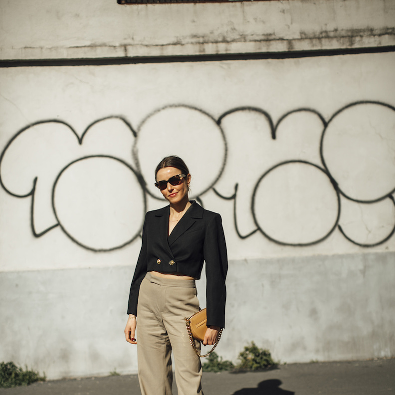 اطلالات أنيقة وعصرية في البنطلون البيج لربيع 2022