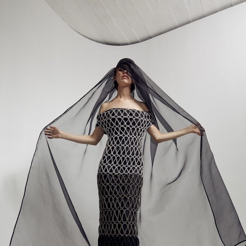 حرفية واتقان تقدمها المصممة السعودية هلا الغرباوي في أزيائها 