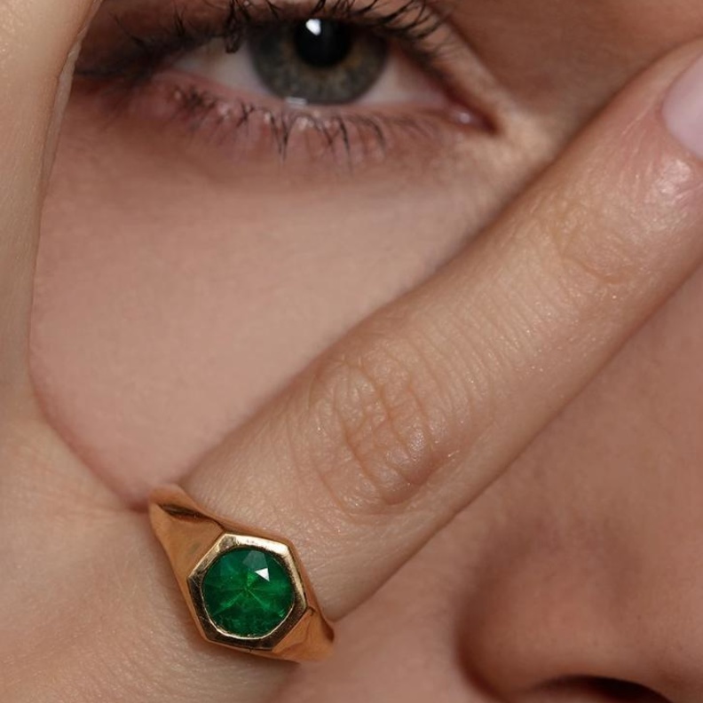 خاتم ROUND EMERALD KNIFE EDGE من مجوهرات Lizzie Mandler