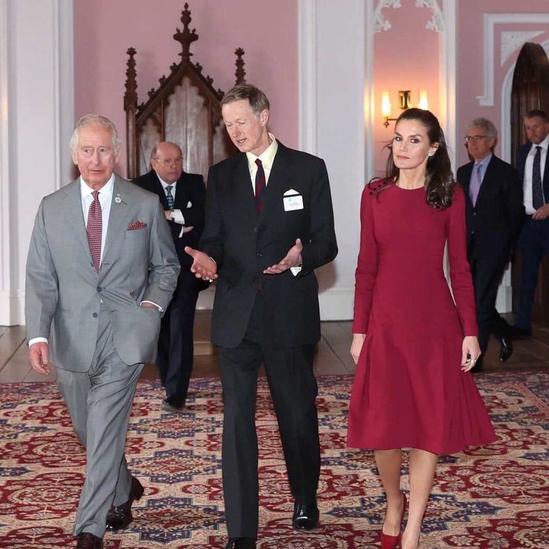 خطفت إطلالة الملكة ليتيزيا الأنظار بالفستان الأحمر الساحر