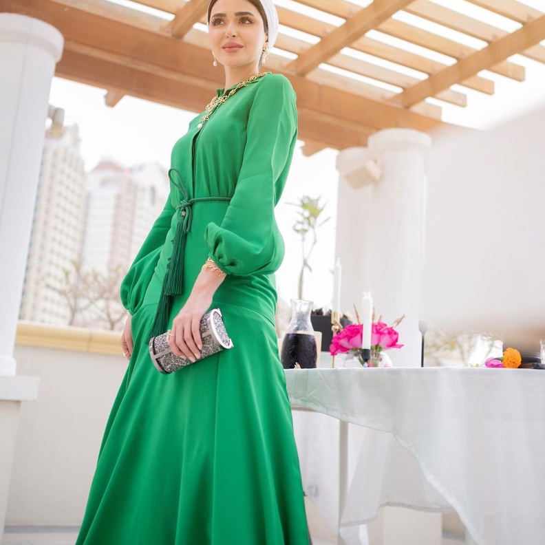 خطفت حنين الصيفي الأنظار بفستان أخضر ماكسي من توقيع كارولينا هيريرا نسّقت معه الكلاتش الفضيّ