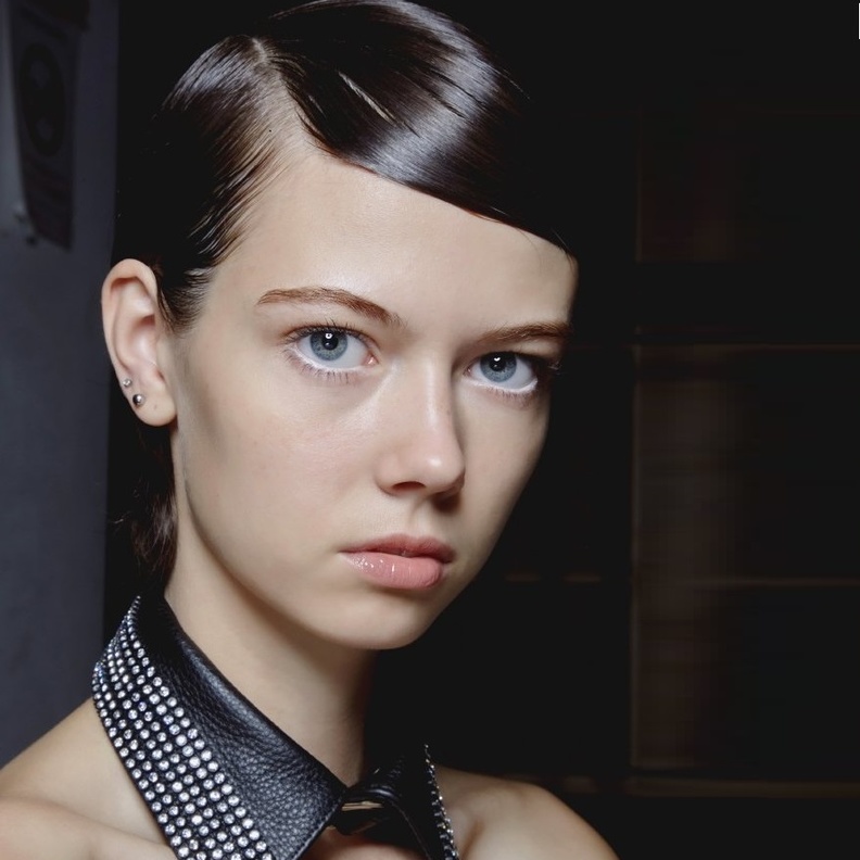  الكحل الأبيض أحدث صيحات موضة صيف 2022