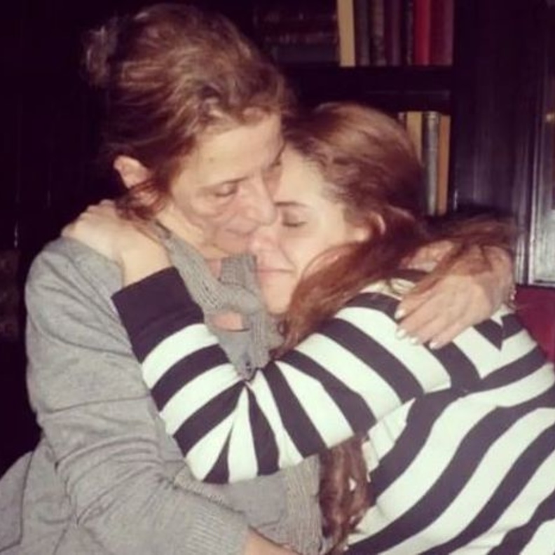 دنيا عبد العزيز تحيي ذكرى وفاة والدتها 