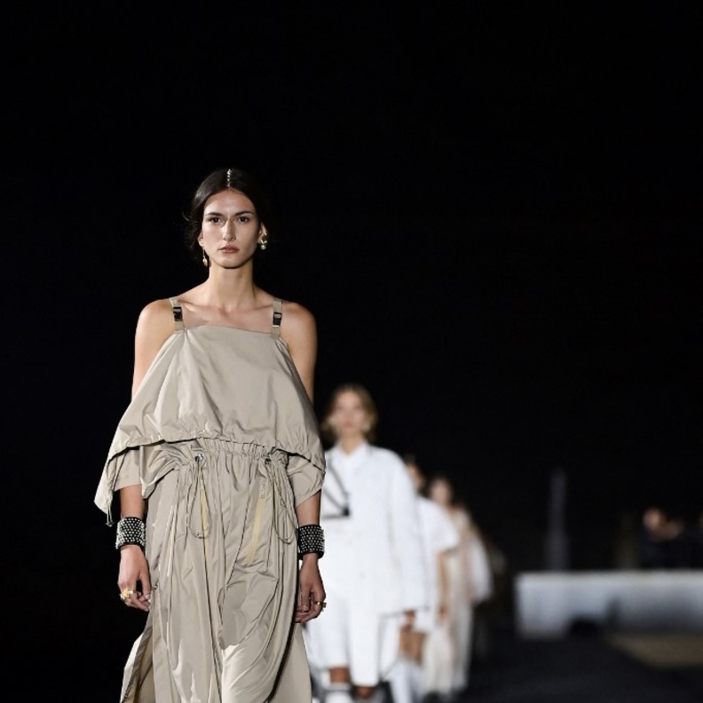 دور الأزياء العالمية تختار وجهات جديدة لعرض مجموعاتها بعيداً عن أسابيع الموضة