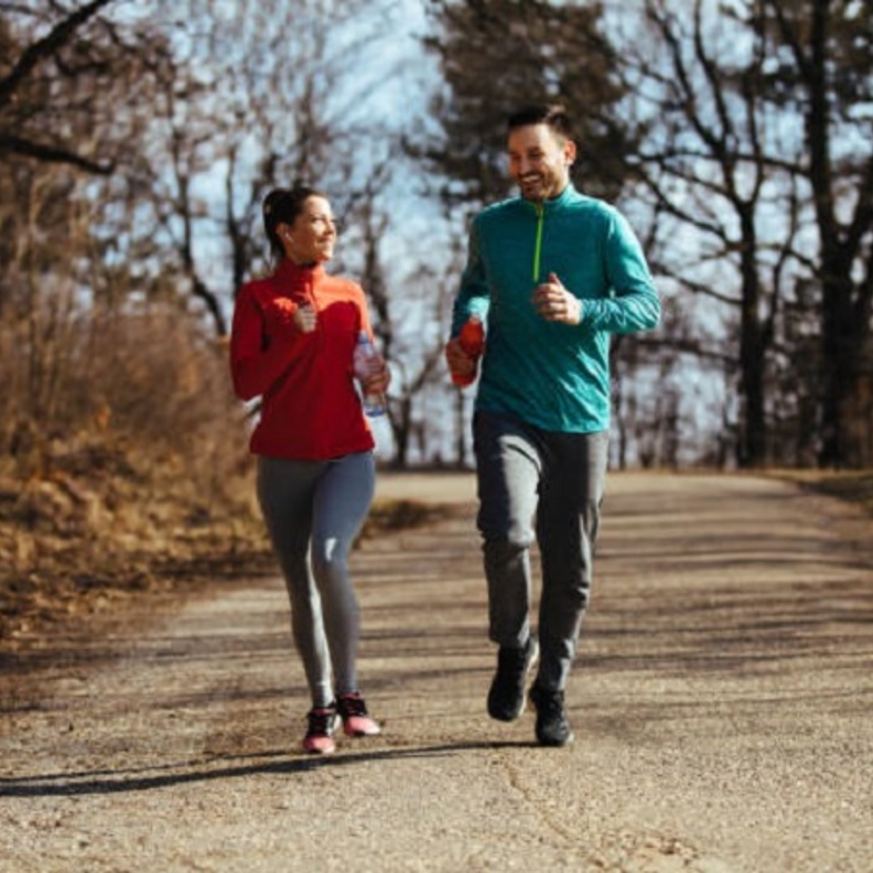 دراسة توضح العلاقة بين المشي السريع وبطء الشيخوخة