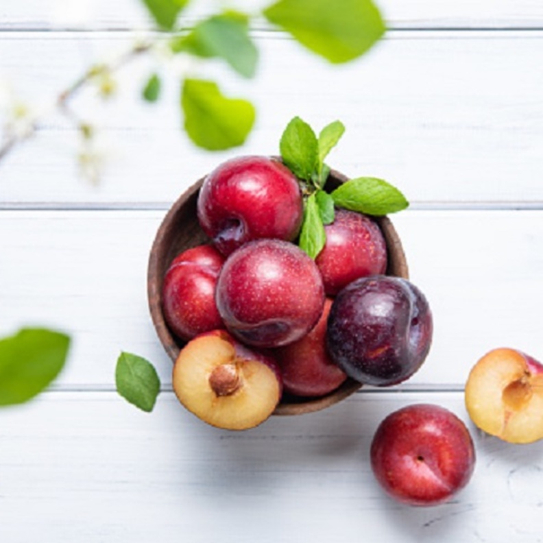 دراسة توضح فائدة البرقوق للنساء في سن اليأس