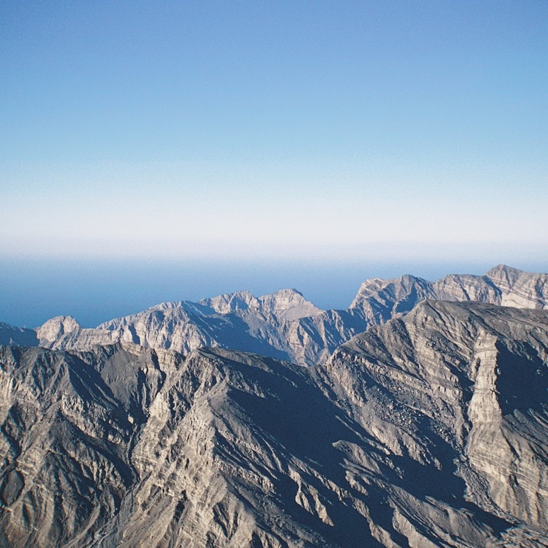 كامب 1770.. تجربة مثالية للساعين وراء أجواء المغامرة فوق قمة جبل جيس