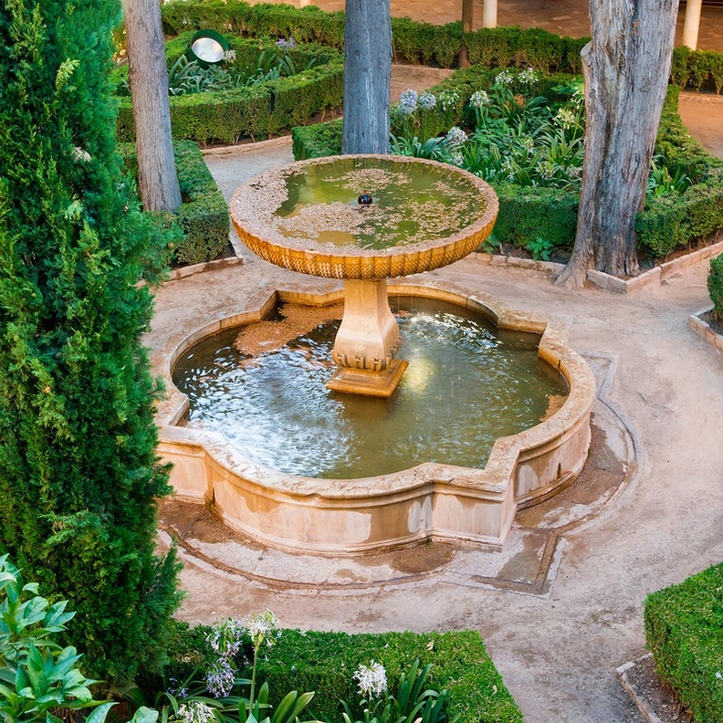 سحر حدائق جنة العريف في غرناطة بواسطة rawpixel