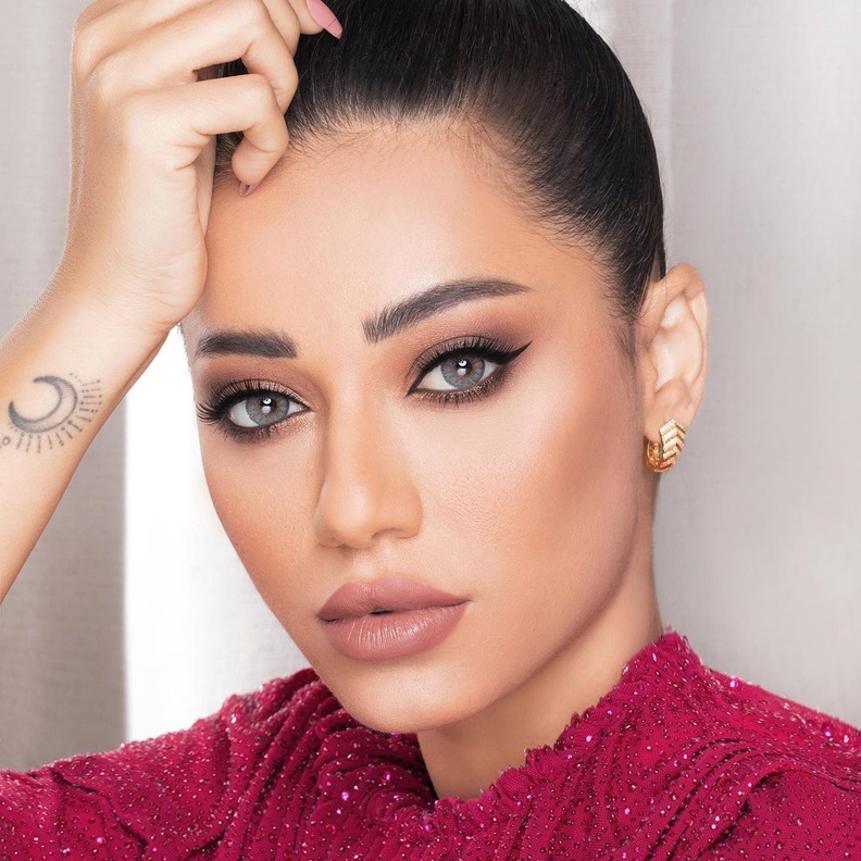 طرق وضع الكحل الأسود الرفيع من وحي رحمة رياض