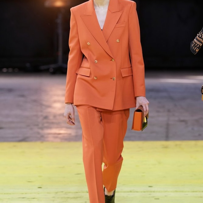 عرض Gabriela Hearst فضمّ البدلة بتصميم كلاسيكي مع البليزر بقصة الأزرار المزدوجة