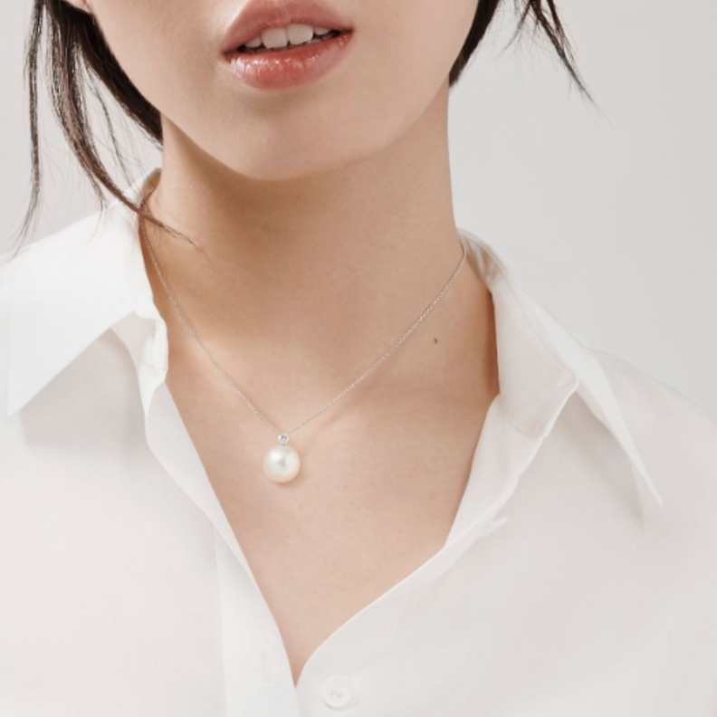 عقد من اللؤلؤ من تيفاتي