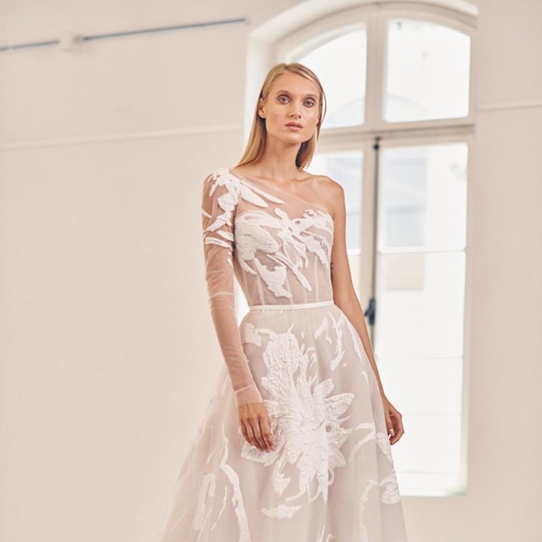 فساتين زفاف ربيع 2023 من دار ميرا زولينجر Mira Zwillinger ضمن أسبوع الموضة العرائسي في نيويورك (4)