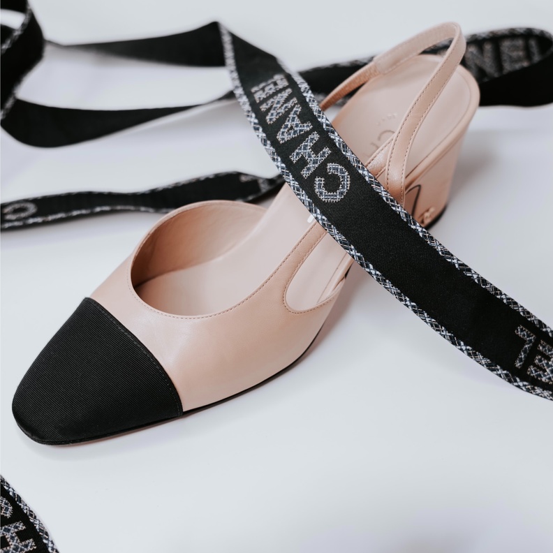 CHANEL تضع قيودًا جديدة على المواطنين الروس في الخارج