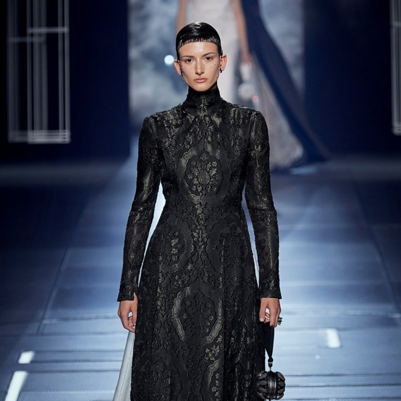 قدّمت دار Fendi الفستان الطويل بقماش الدانتيل الأسود مع الأكمام الطويلة والياقة العالية