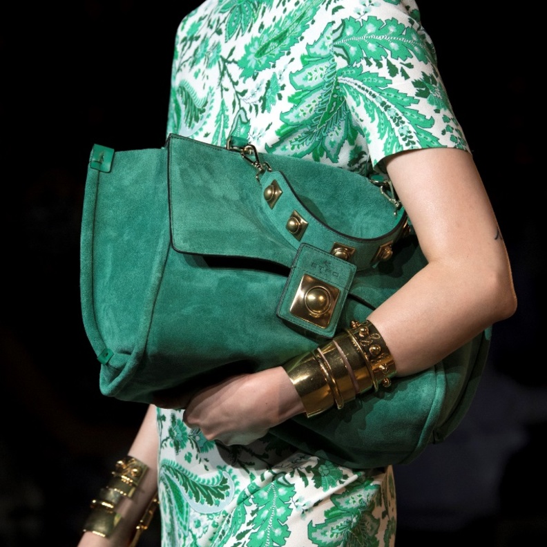 قدّمت Etro تصميم حقيبة اليد الكبيرة باللون الأخضر الداكن ونسّقتها مع الفستان