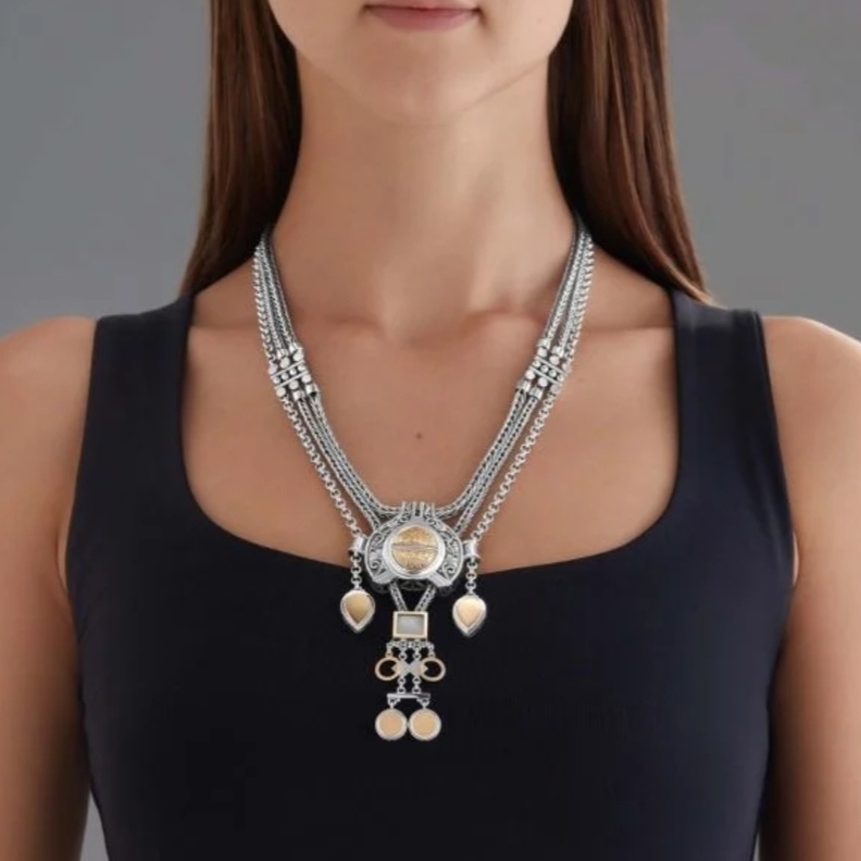 قلادة من Azza Fahmi