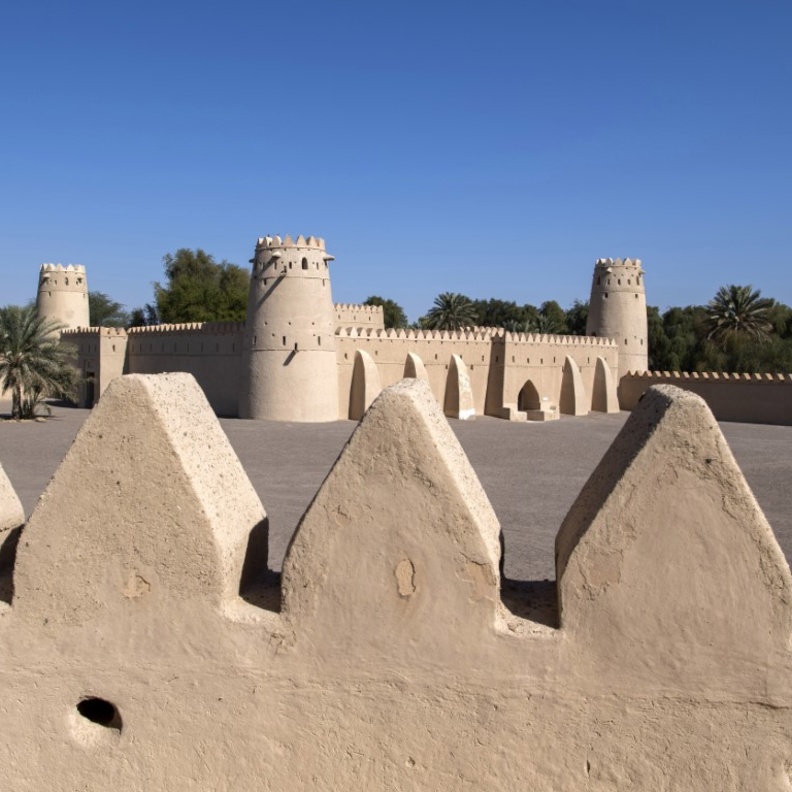 قلعة الجاهلي.. تاريخ أصيل وتجربة تراثية ساحرة على أرض الإمارات 