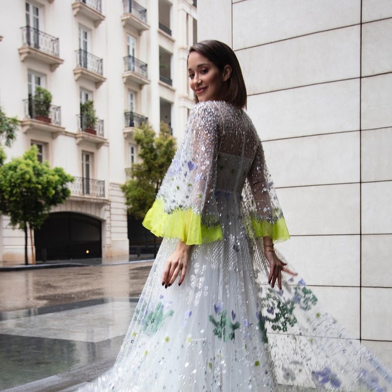 لانا الساحلي بدت ساحرة بفستان Valentino المزيّن بالشك الراقي