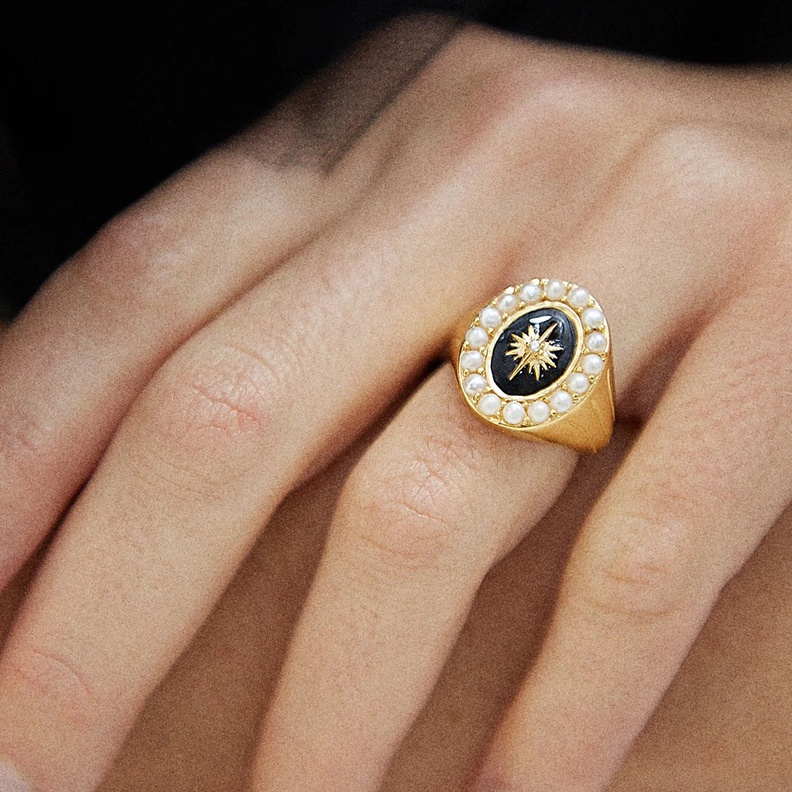 لماذا يجب تجربة موضة خواتم signet  في شهر رمضان وأجمل موديلاتها