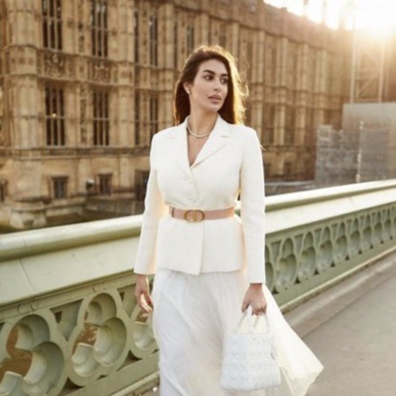 3 إطلالات عصرية وناعمة بالأبيض على طريقة ياسمين صبري 