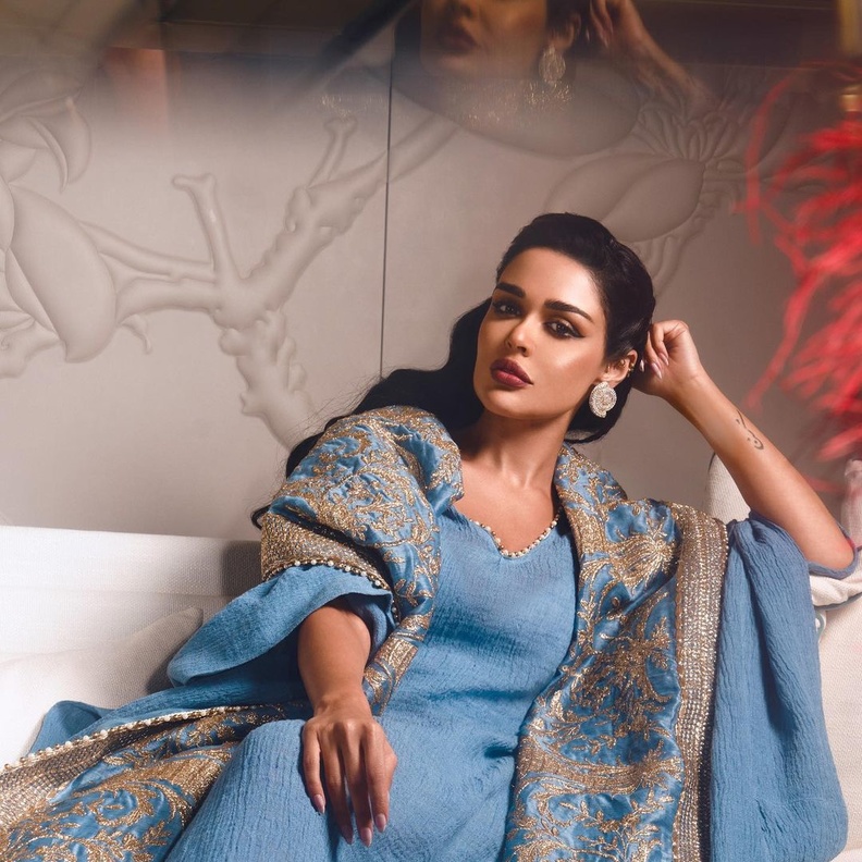 مرمر محمد اختارت العباية الأنيقة باللون الأزرق من تصميم نورا العبدالله