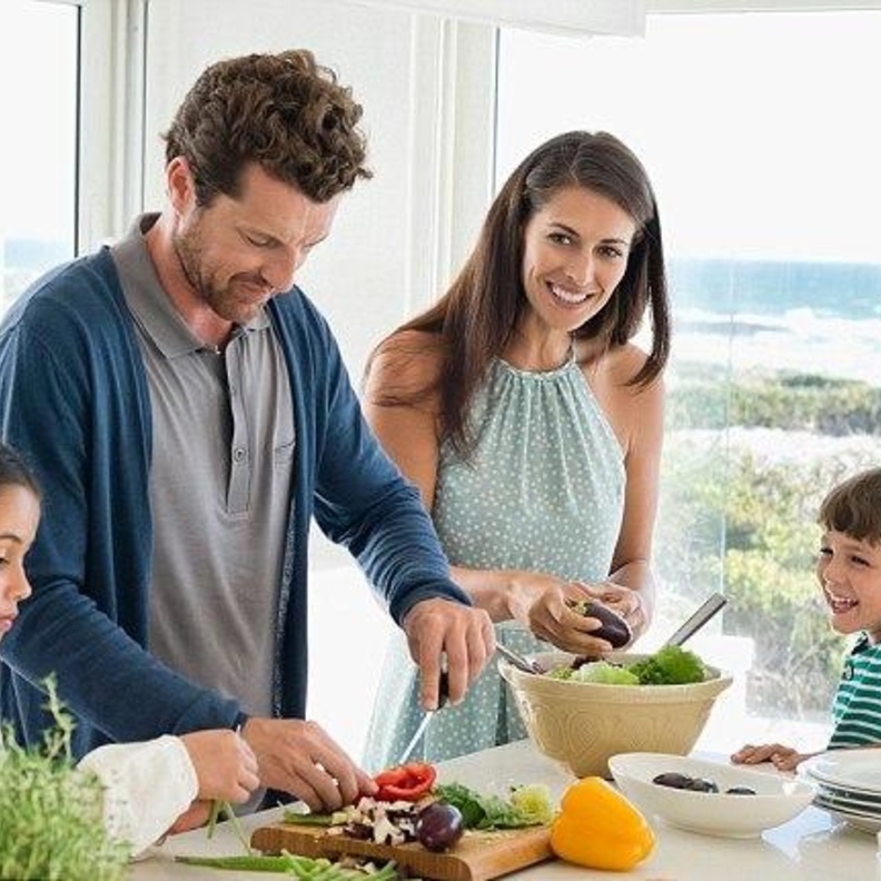 مساعدة الزوج زوجته في رمضان وما تأثير ذلك على الحياة الزوجية