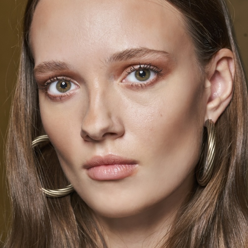 مكياج البشرة الدهنية مع توحيد البشرة من وحي دار Luisa Spagnoli